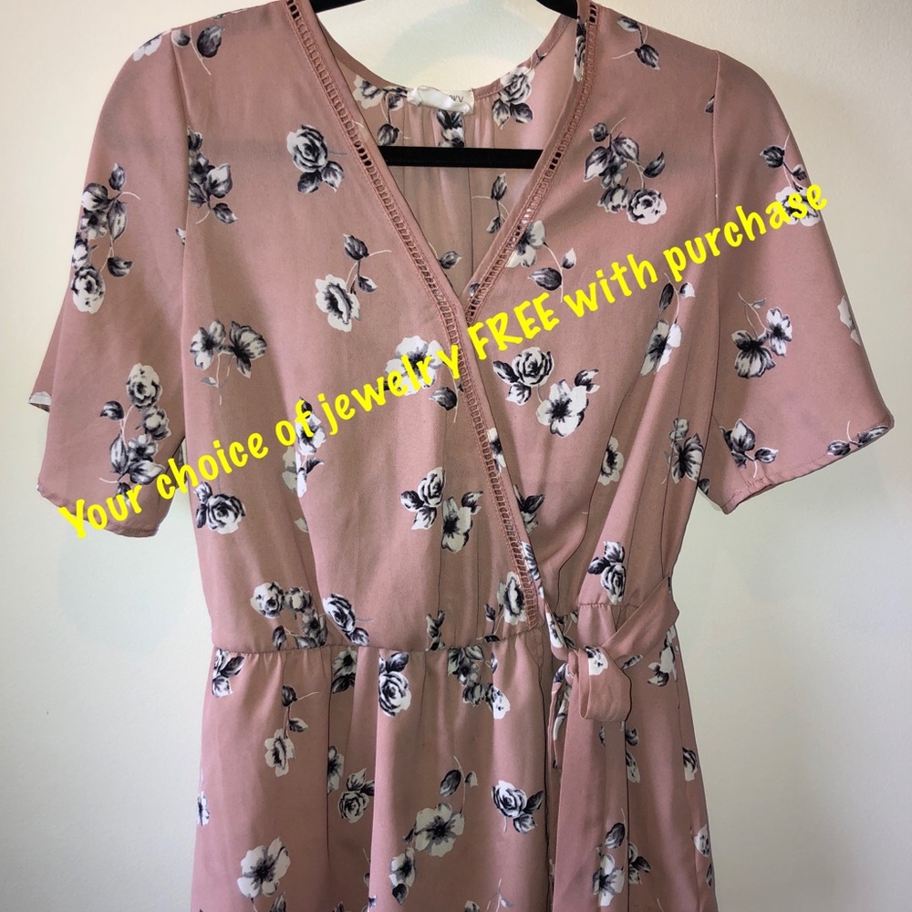 EUC Blush and Gray floral short sleeve faux wrap top with a peplum